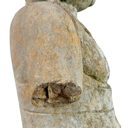 Detail van oude breuk aan rechterarm van antieke stenen Guanyin