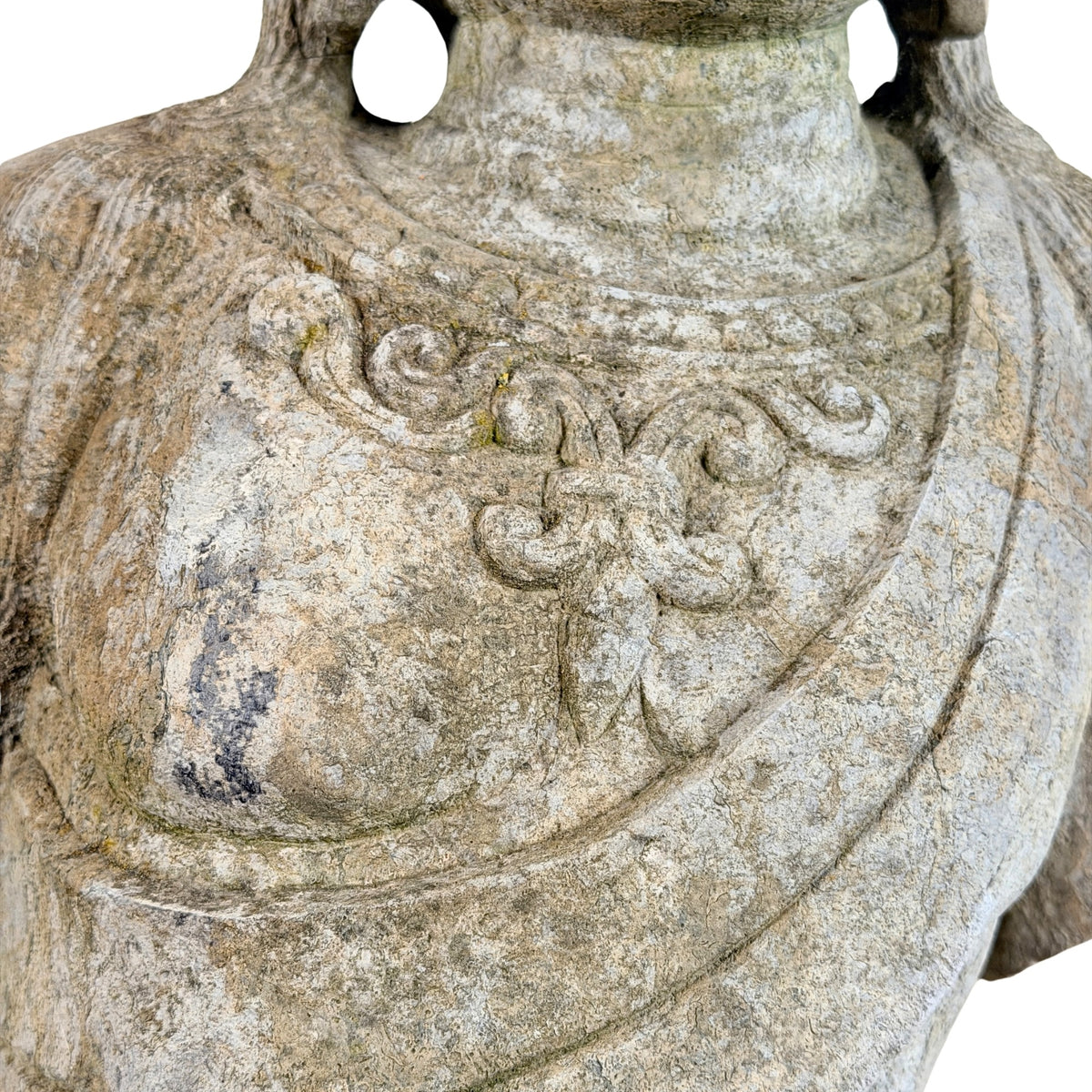 Detail van borstornament en gewaad van antieke stenen Guanyin
