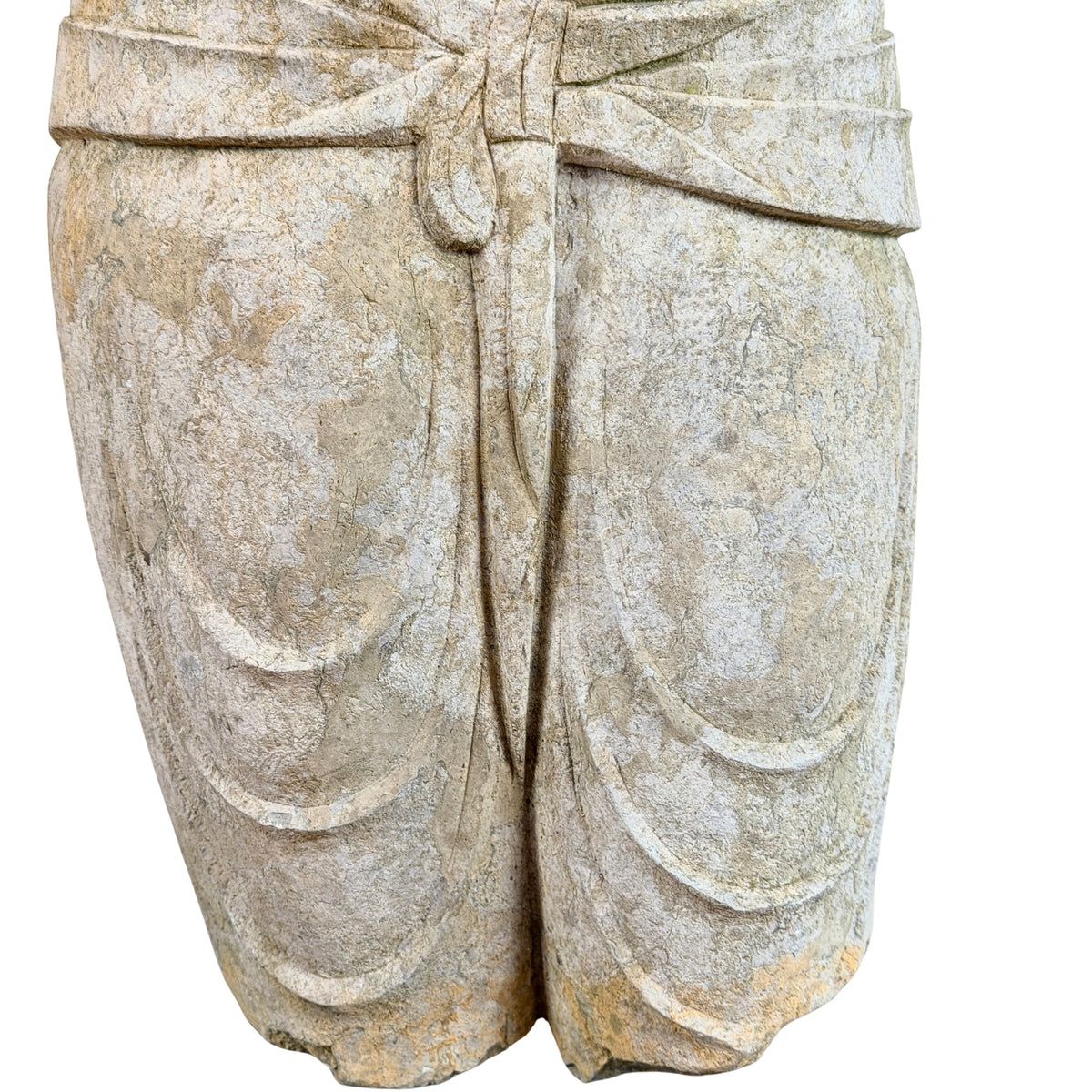 Detail van gebeeldhouwd gewaad en plooien van antieke stenen Guanyin