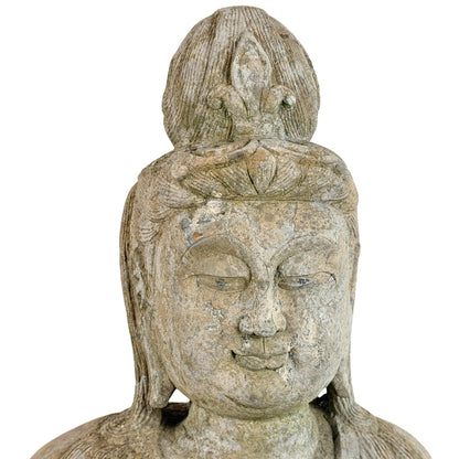 Detail van gezicht en hoofdtooi van antieke stenen Guanyin