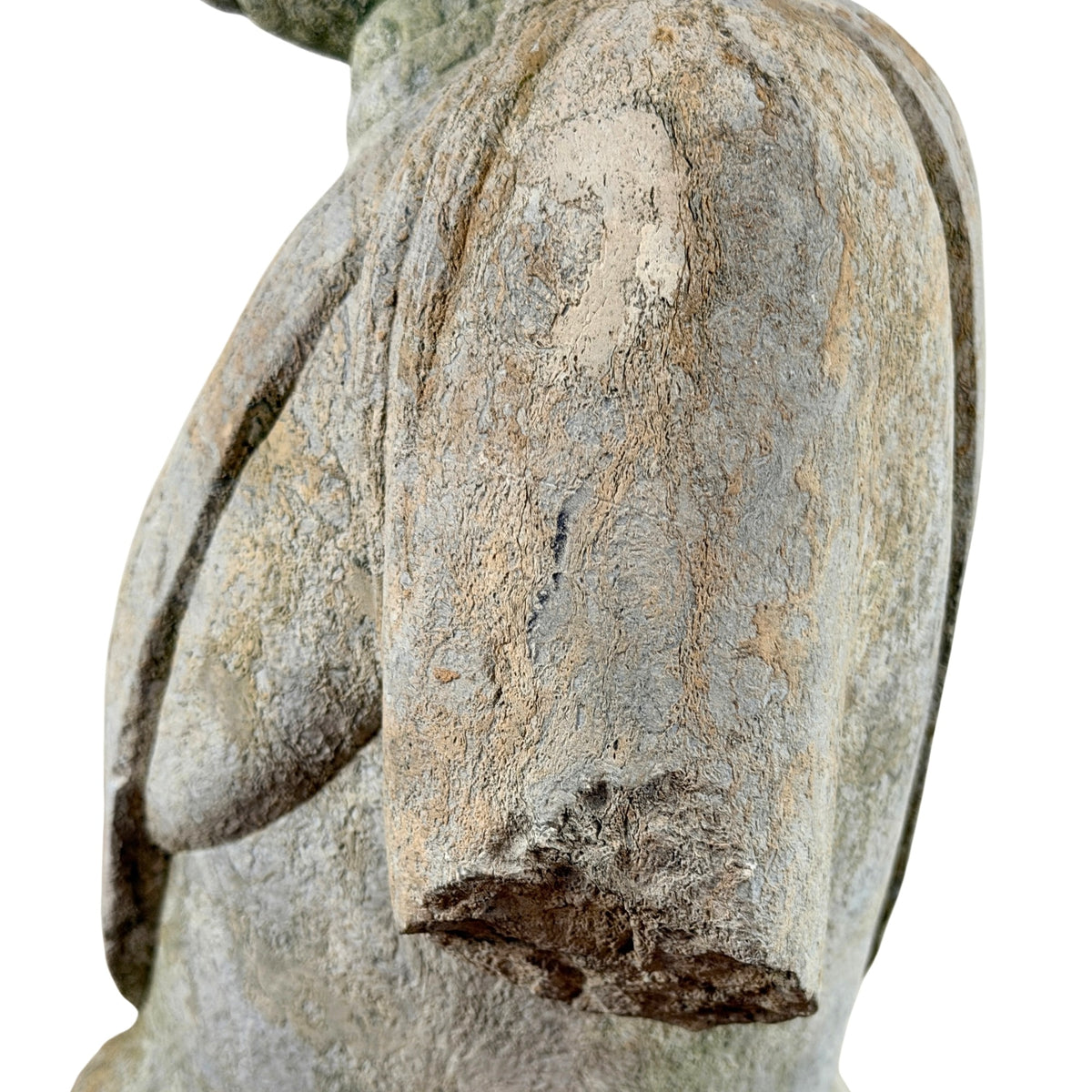 Detail van oude breuk aan linkerarm van antieke stenen Guanyin