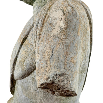 Detail van oude breuk aan linkerarm van antieke stenen Guanyin