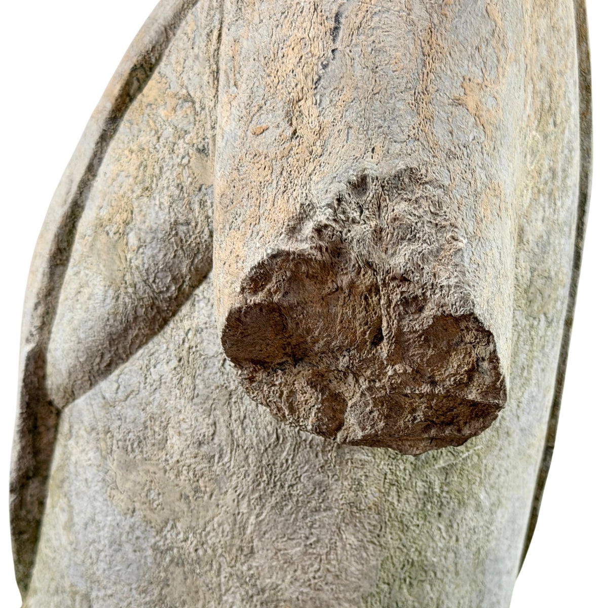Close-up van steenstructuur bij linkerarm van antieke Guanyin