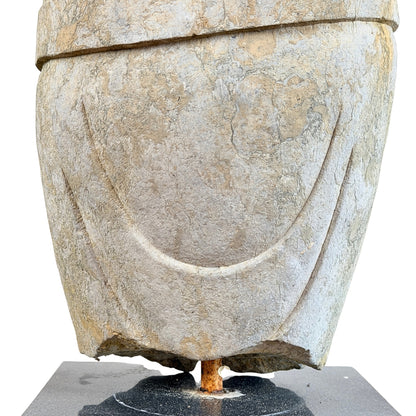 Detail van onderzijde en moderne presentatiesokkel van antieke stenen Guanyin
