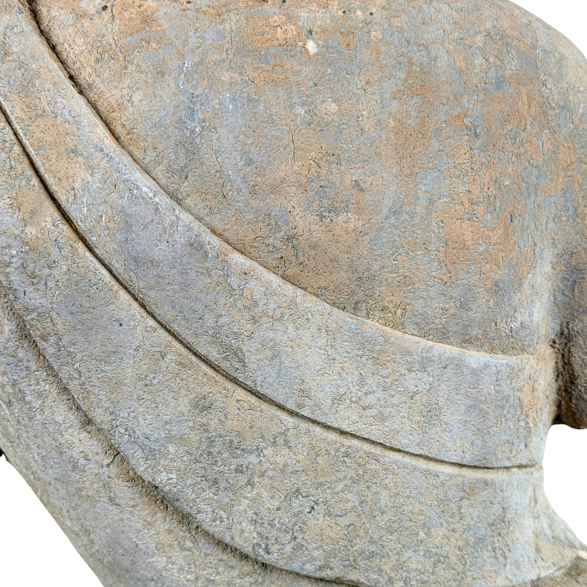 Detail van rug en gebeeldhouwd gewaad van antieke stenen Guanyin