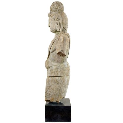 Linker zijaanzicht van monumentale antieke stenen Guanyin
