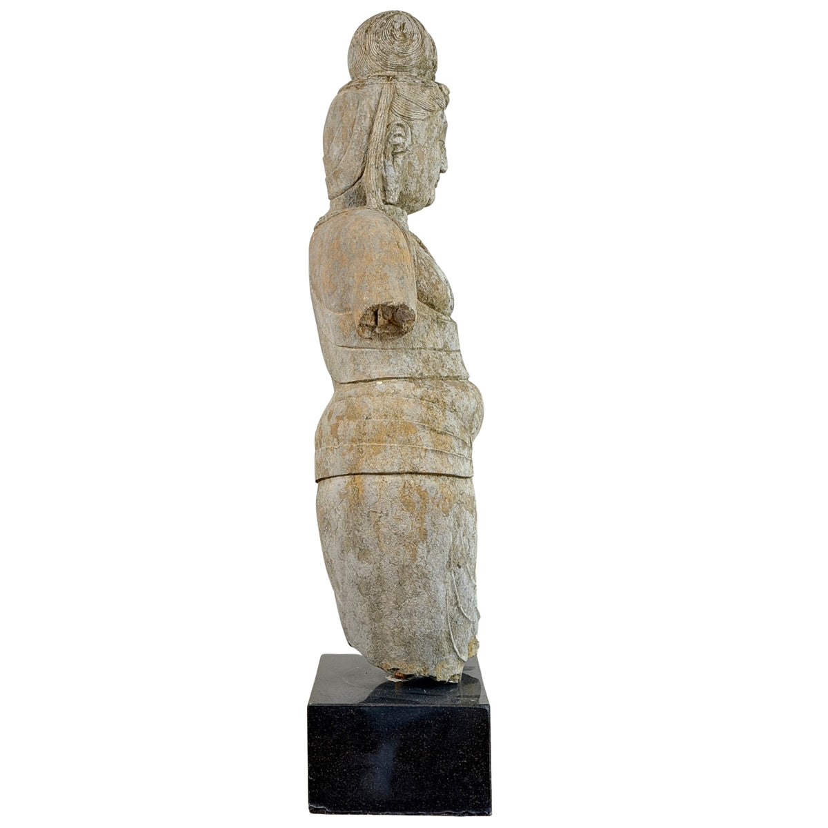 Rechter zijaanzicht van monumentale antieke stenen Guanyin
