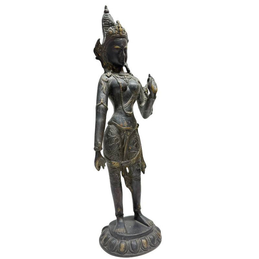 Vooraanzicht van de bronzen Tara Bodhisattva op lotusbasis.