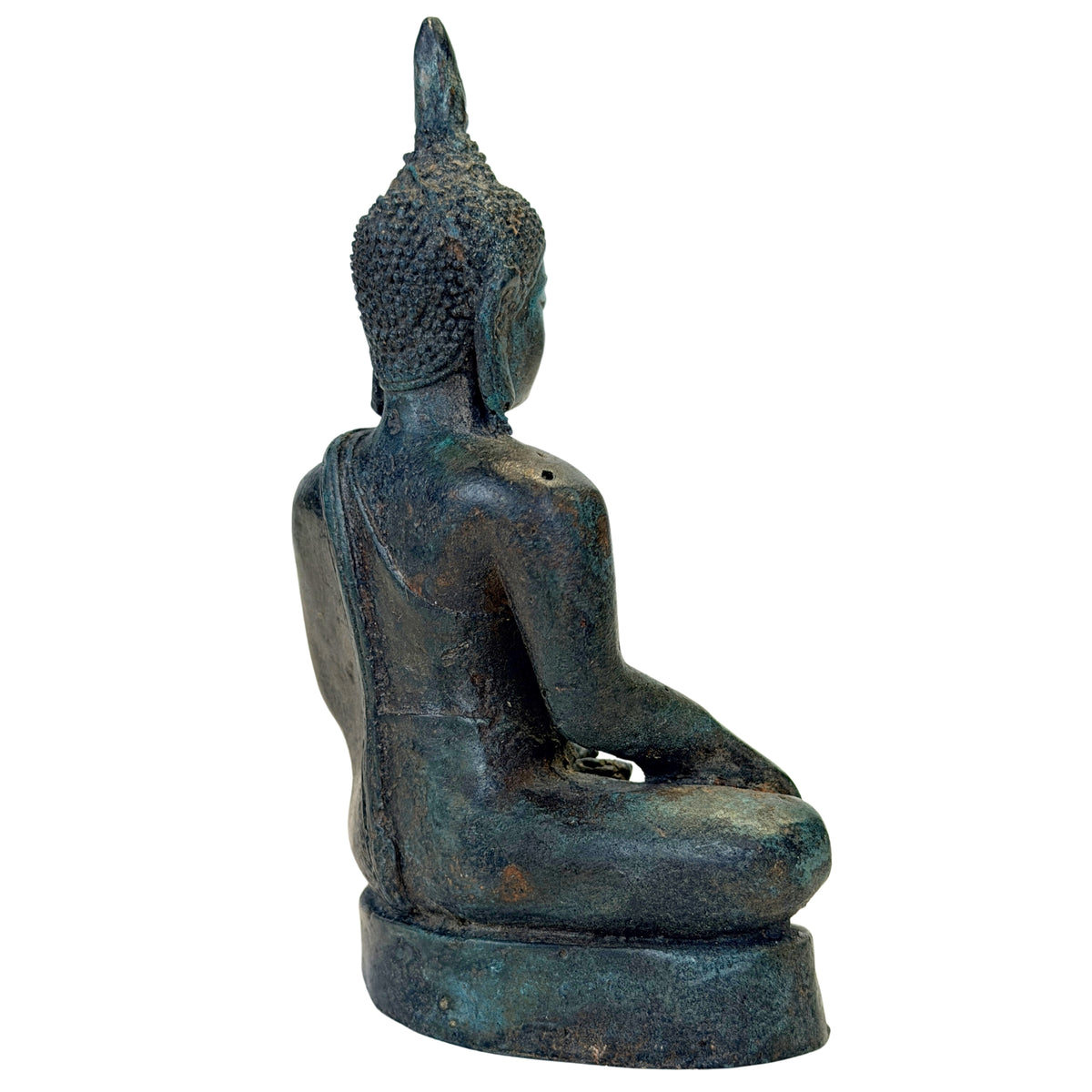 Antieke Thaise bronzen Boeddha – achterzijde rechts met eenvoudige monnikspij en oude patina
