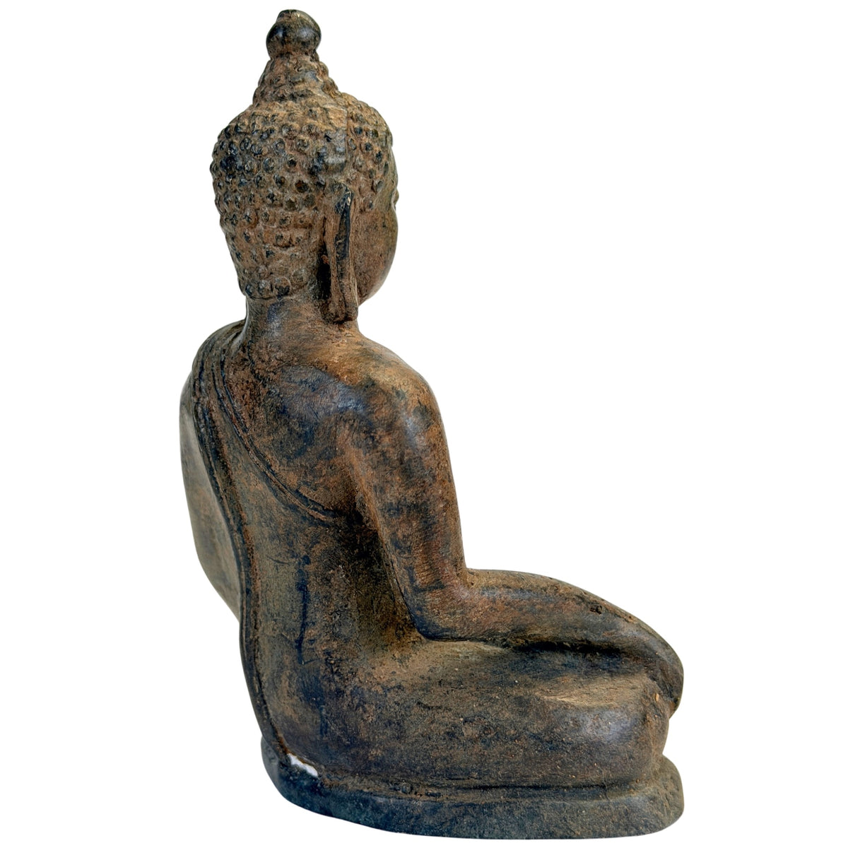 Achterzijde rechts van Thaise bronzen Boeddha A met monnikspij en donkere patina