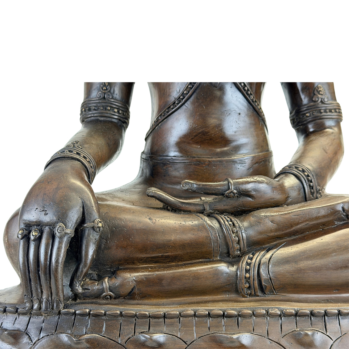 Detail van rechterhand in bhumisparsha mudra op antieke Thaise Boeddha