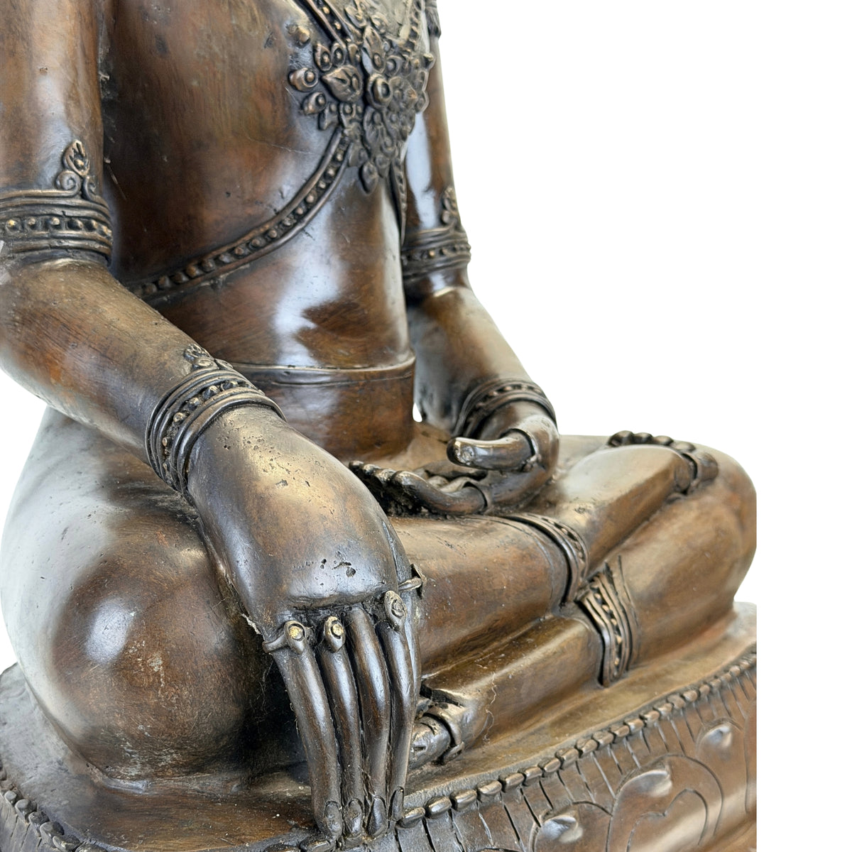 Detail van bhumisparsha hand en knie van antieke Thaise Boeddha