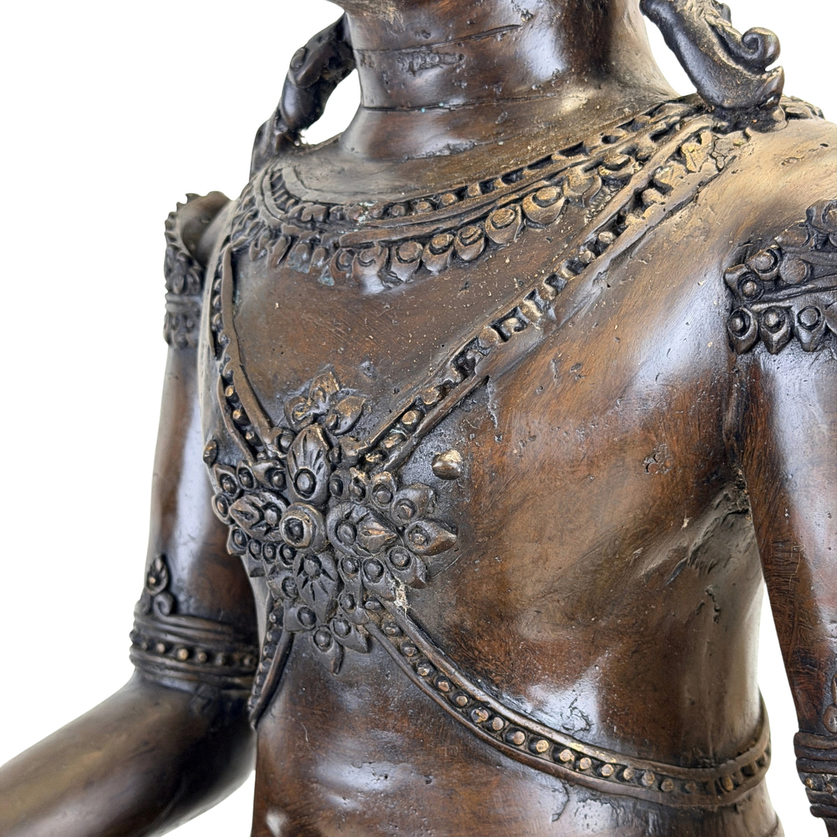 Detail van borstketting en ornament op antieke Thaise Rattanakosin Boeddha