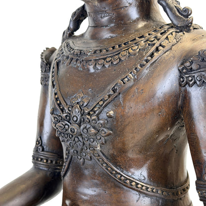 Detail van borstketting en ornament op antieke Thaise Rattanakosin Boeddha