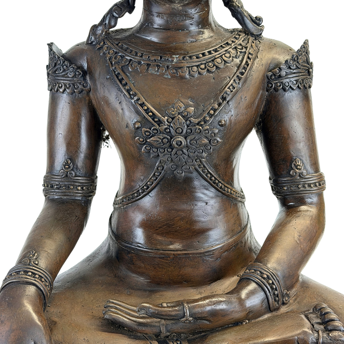 Detail van borstornament en sieraden op antieke Thaise gekroonde Boeddha