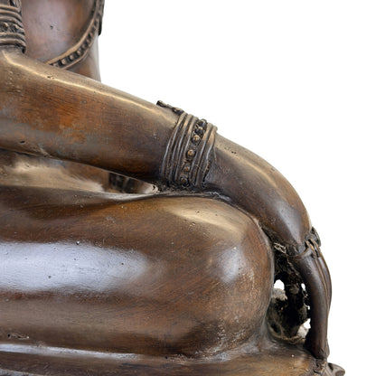Zijaanzicht van hand en knie van antieke Thaise Boeddha in bhumisparsha mudra