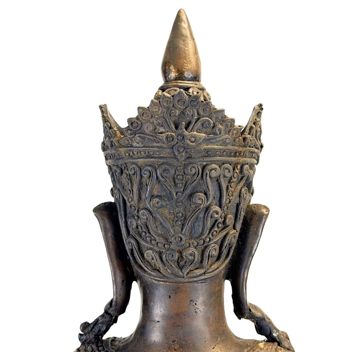 Detail van achterzijde van de kroon van antieke Thaise gekroonde Boeddha