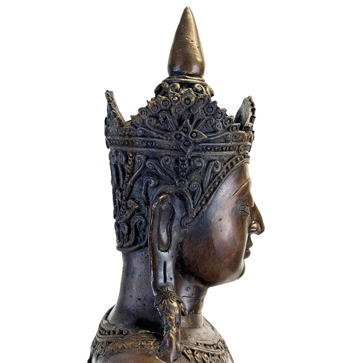 Profiel van de hoge rijk versierde kroon van antieke Thaise Rattanakosin Boeddha