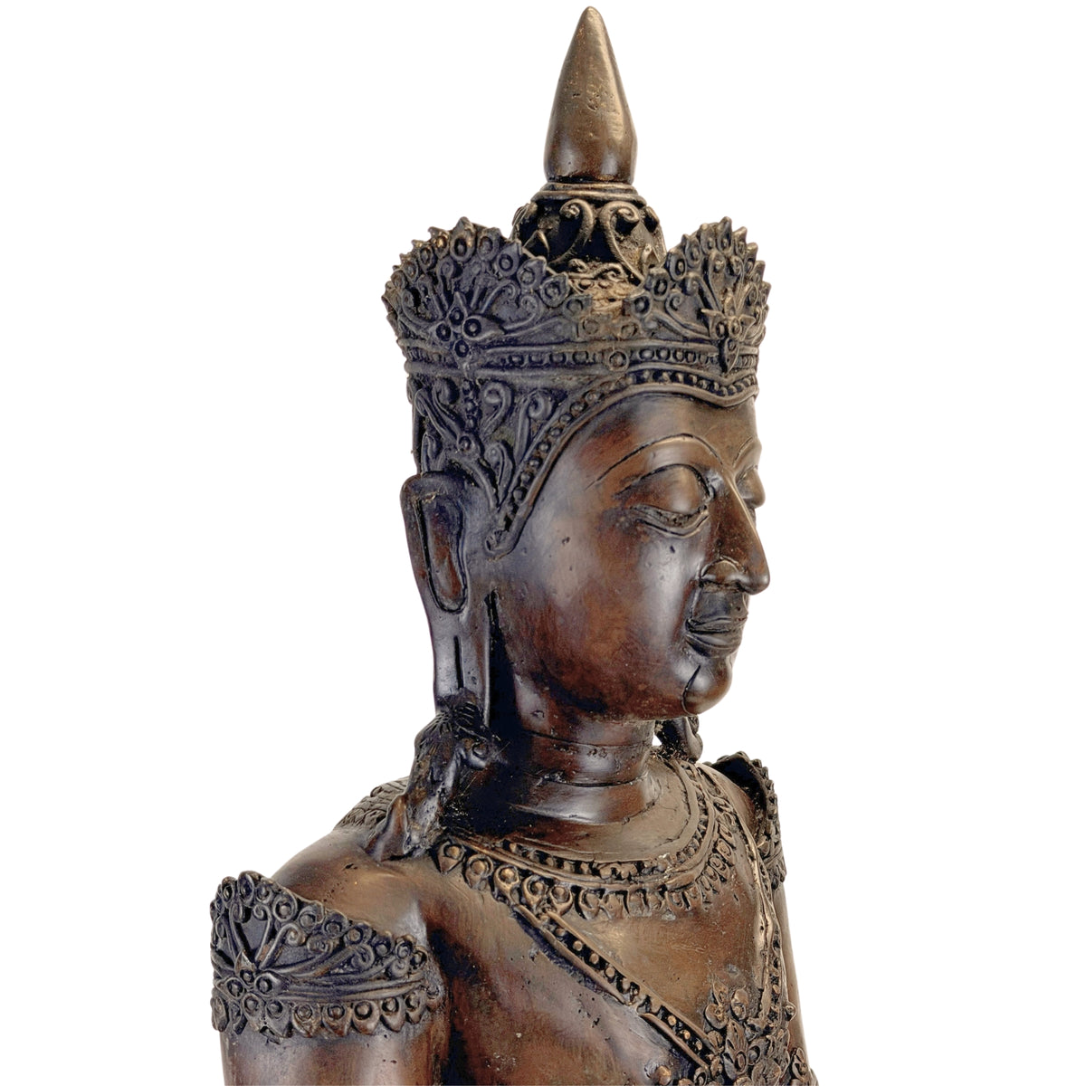Zijaanzicht van rijk versierde kroon op antieke Thaise Rattanakosin Boeddha