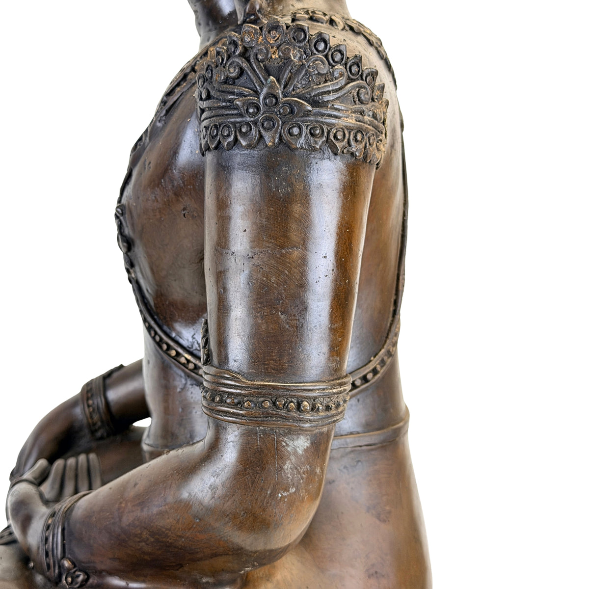 Detail van linkerarm, schouder en rug van antieke Thaise bronzen Boeddha