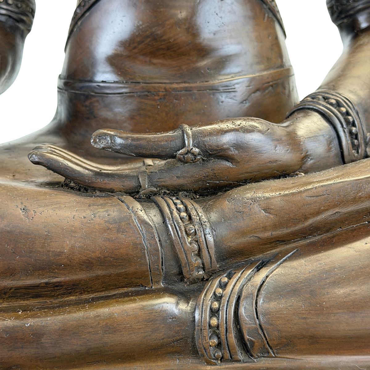 Detail van linkerhand in de schoot van antieke Thaise gekroonde Boeddha