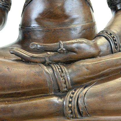 Detail van linkerhand in de schoot van antieke Thaise gekroonde Boeddha