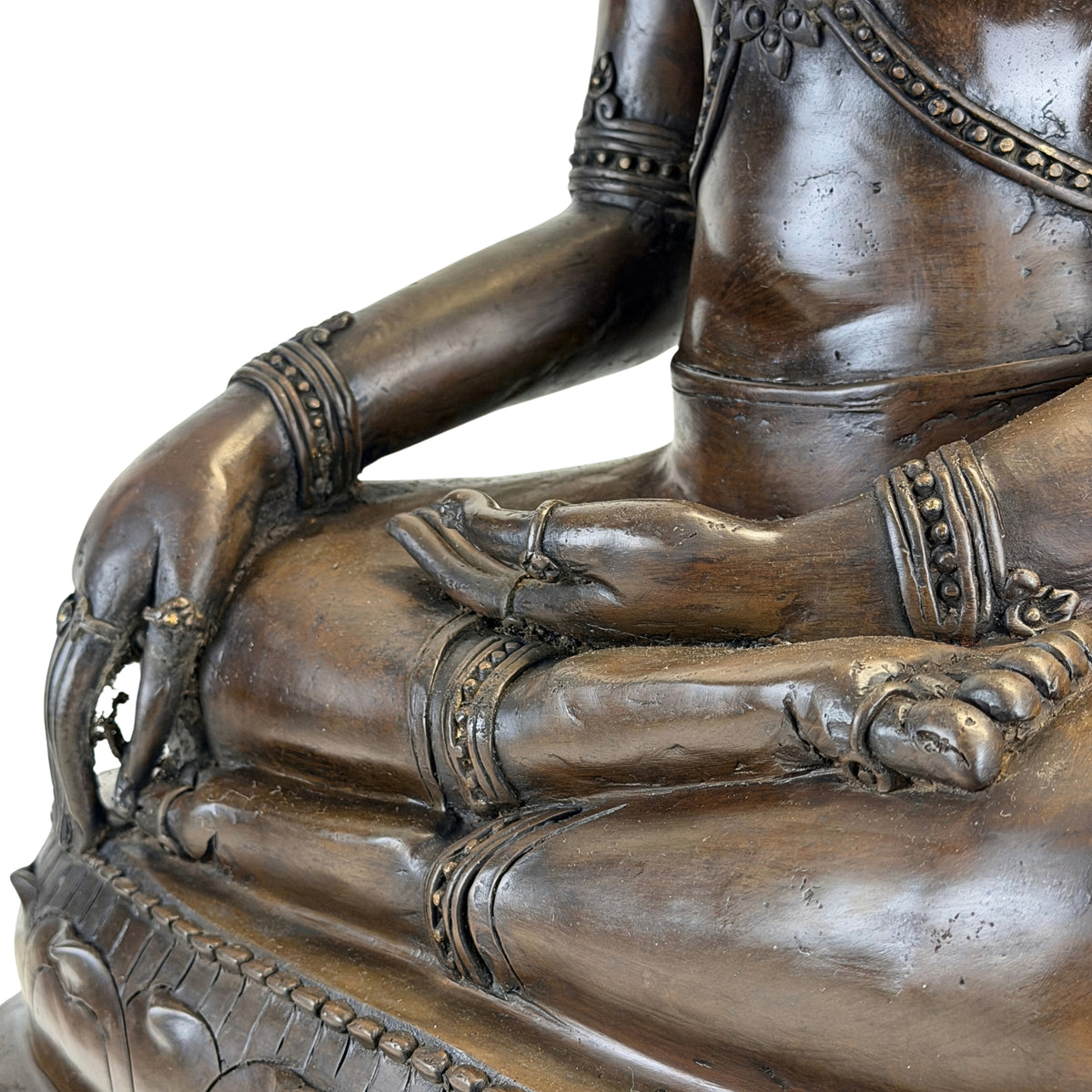 Detail van handen, benen en bhumisparsha mudra van antieke Thaise Boeddha