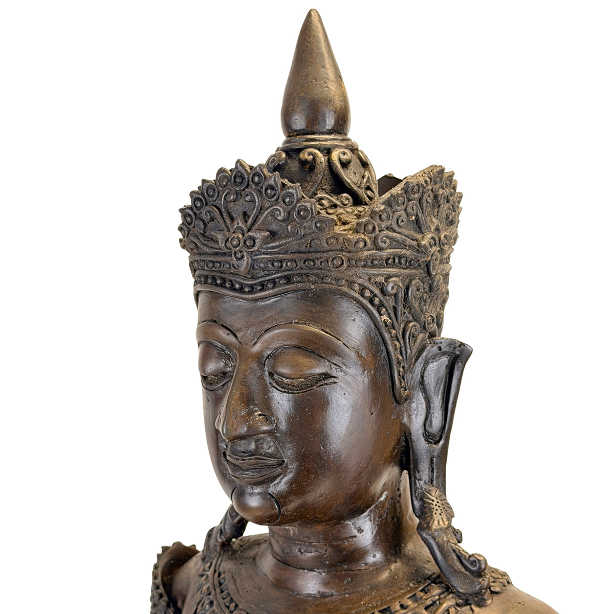 Portret in driekwart aanzicht van antieke Thaise gekroonde Boeddha