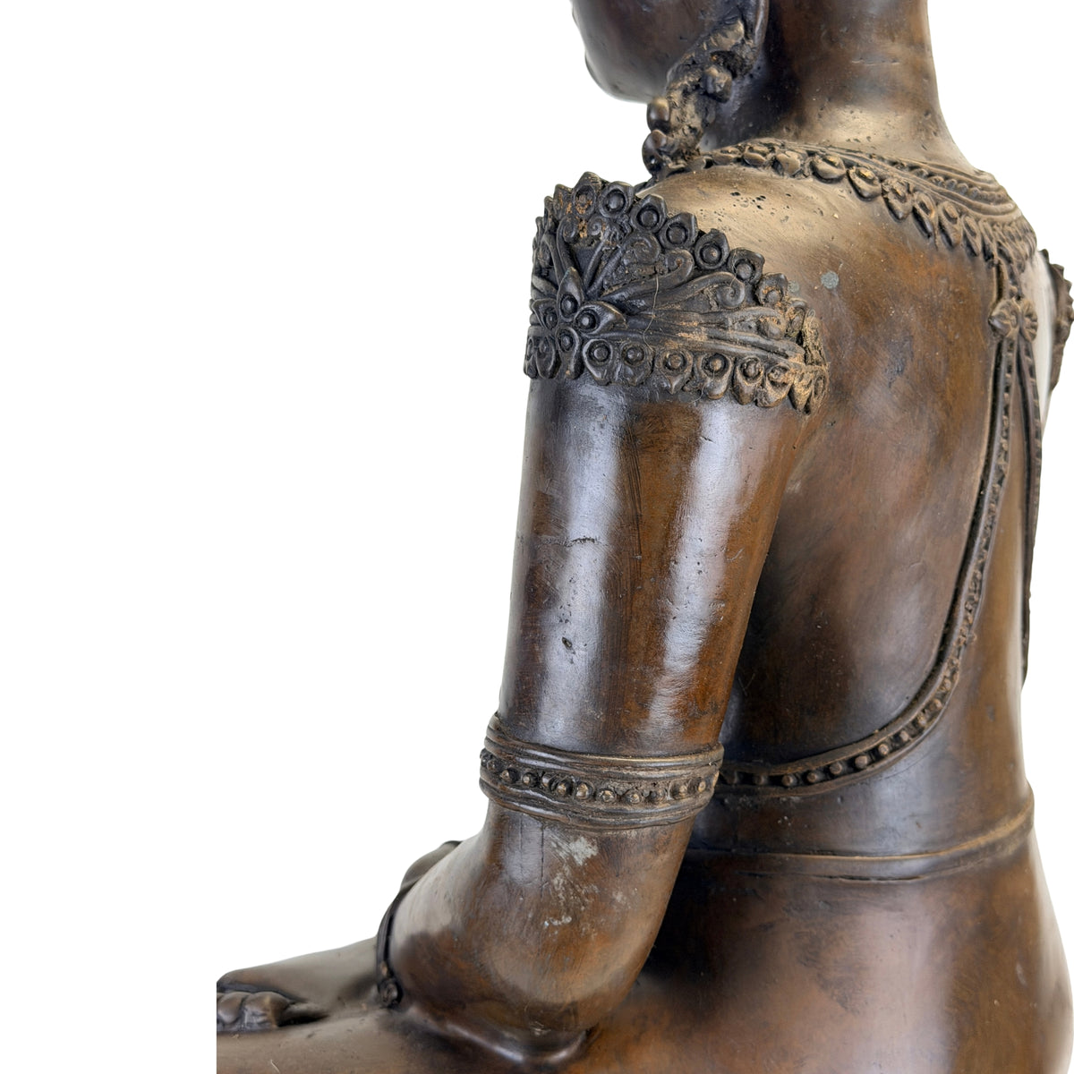 Detail van rechterarm, schouder en rug van antieke Thaise bronzen Boeddha