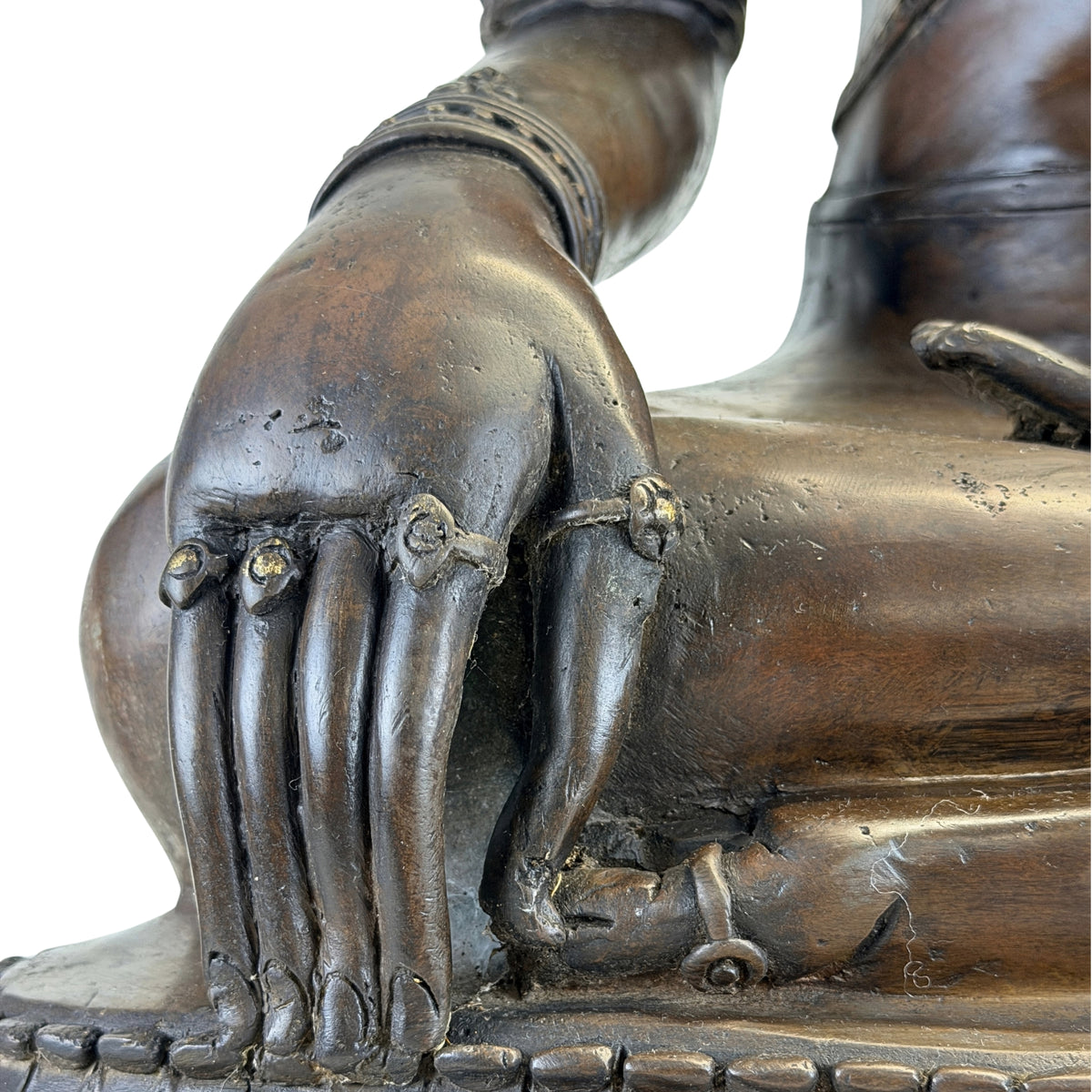 Detail van vingers en handversiering op antieke Thaise bronzen Boeddha