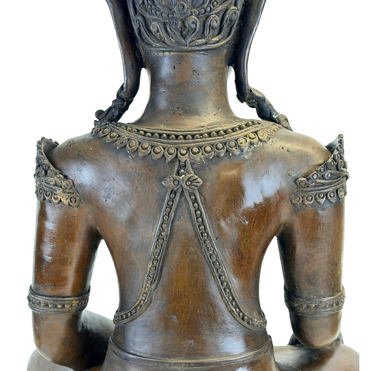 Detail van rug, halsketting en schouderornamenten van antieke Thaise Boeddha