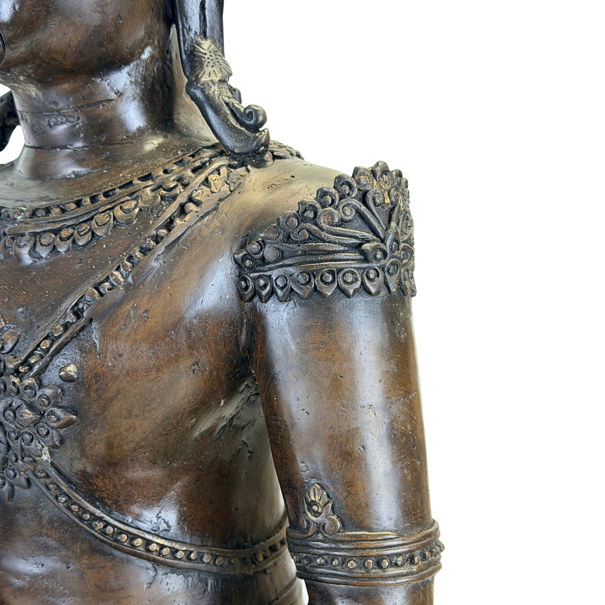 Detail van linker schouderornament op antieke Thaise gekroonde Boeddha