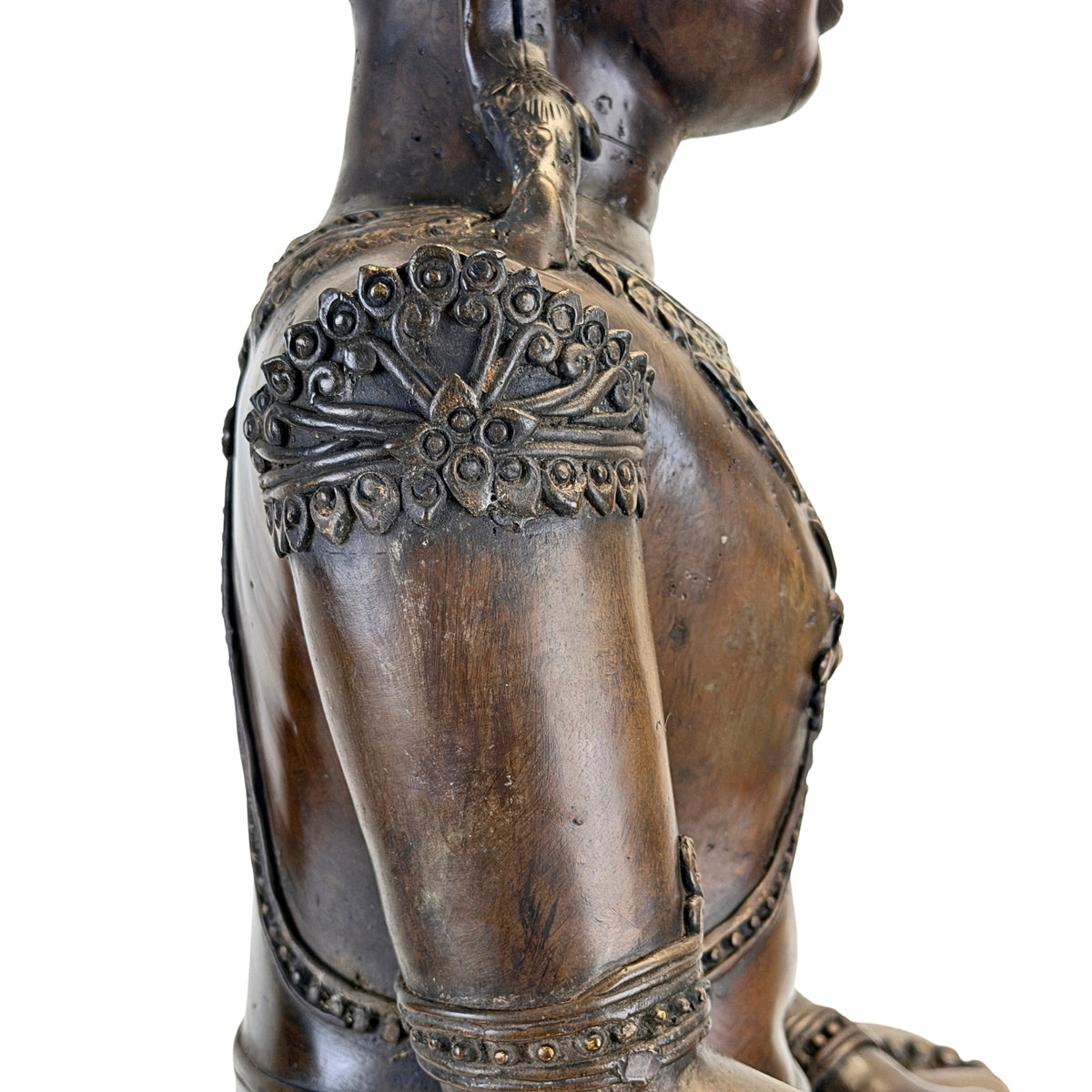Zijaanzicht van schouderornament en bovenarm van antieke Thaise bronzen Boeddha