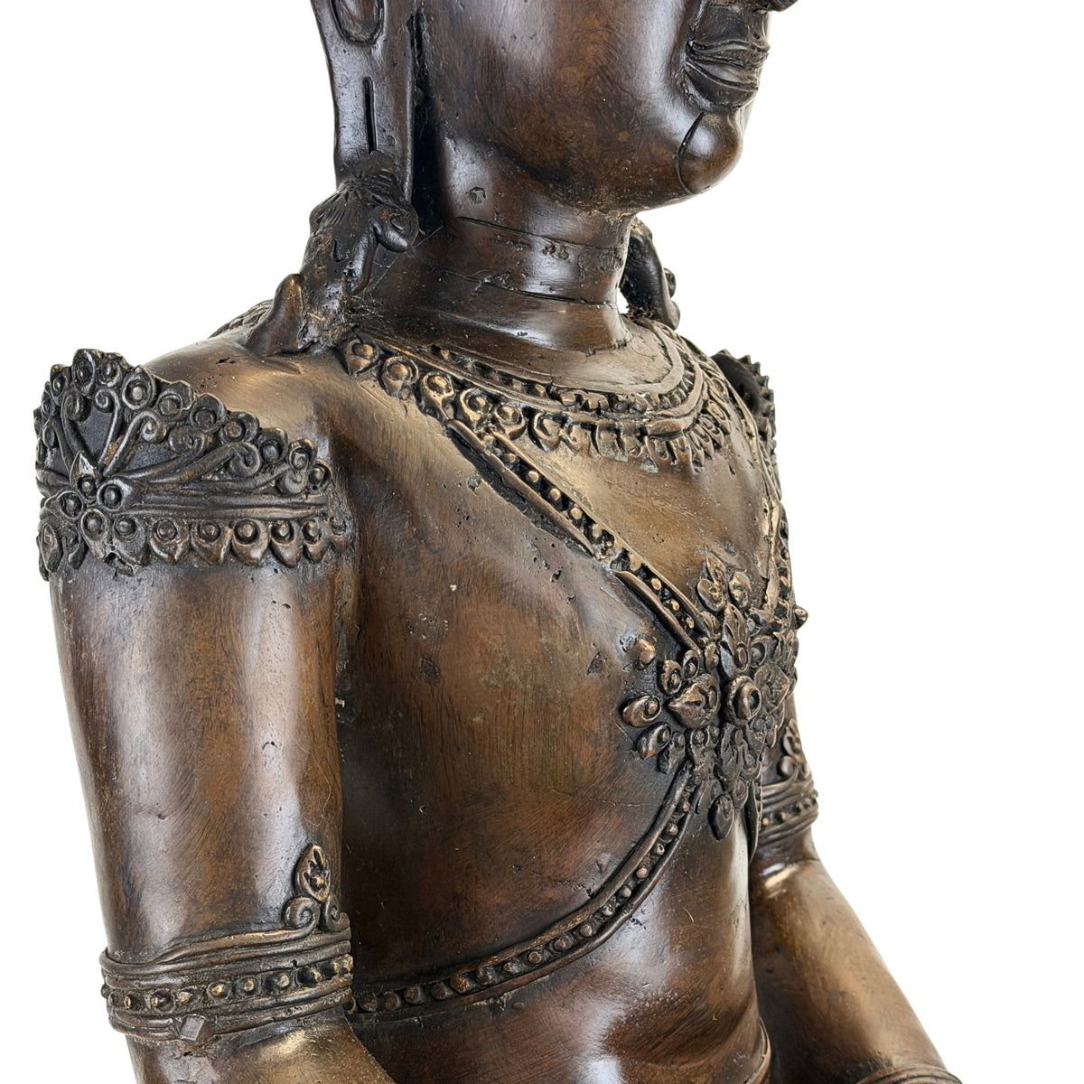 Detail van schouderornament en borstketting op antieke Thaise Boeddha