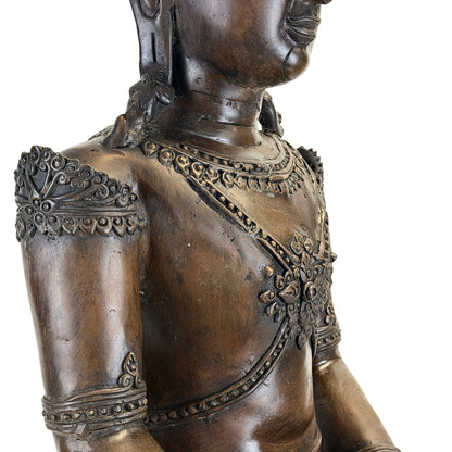 Detail van schouderornament en borstketting op antieke Thaise Boeddha