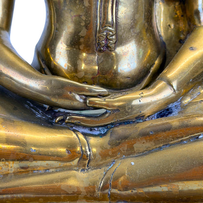 Detail van de handen en gewaadornament