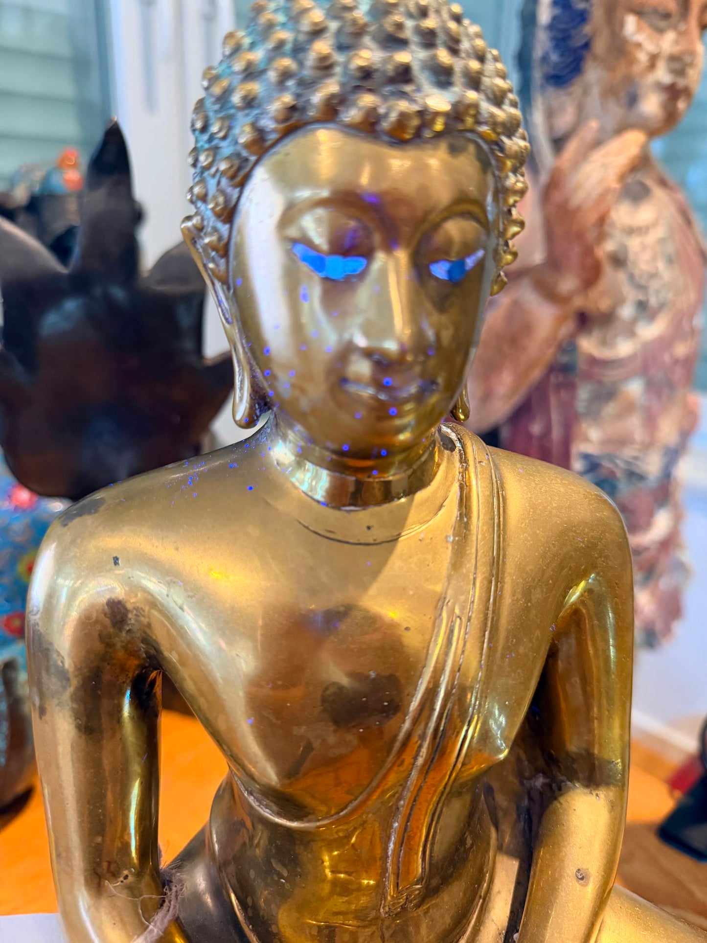 UV-opname van de ingelegde ogen van de Thaise Shakyamuni Boeddha