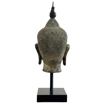 Achteraanzicht van de Thaise bronzen Boeddhakop met fijne haarcurls