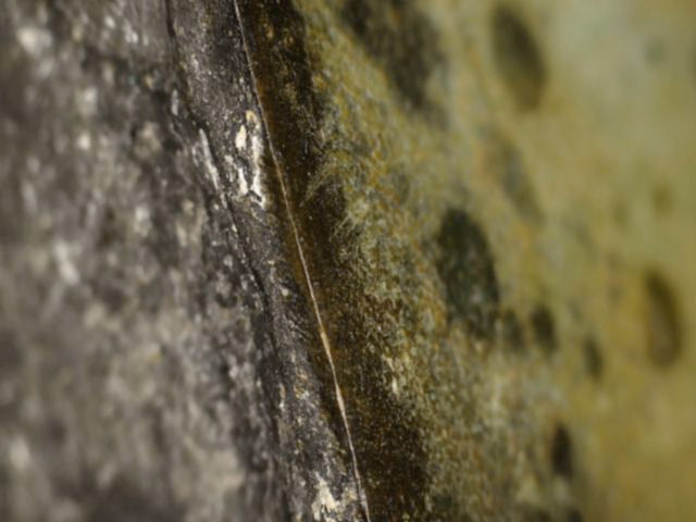Detail van gietrand met patina en oude oppervlaktehuid