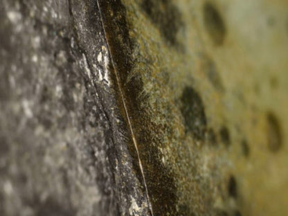 Detail van gietrand met patina en oude oppervlaktehuid