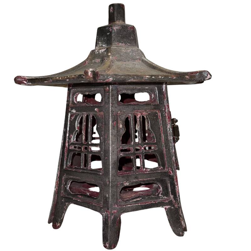 Antieke rode Japanse pagode lantaarn van massief gietijzer