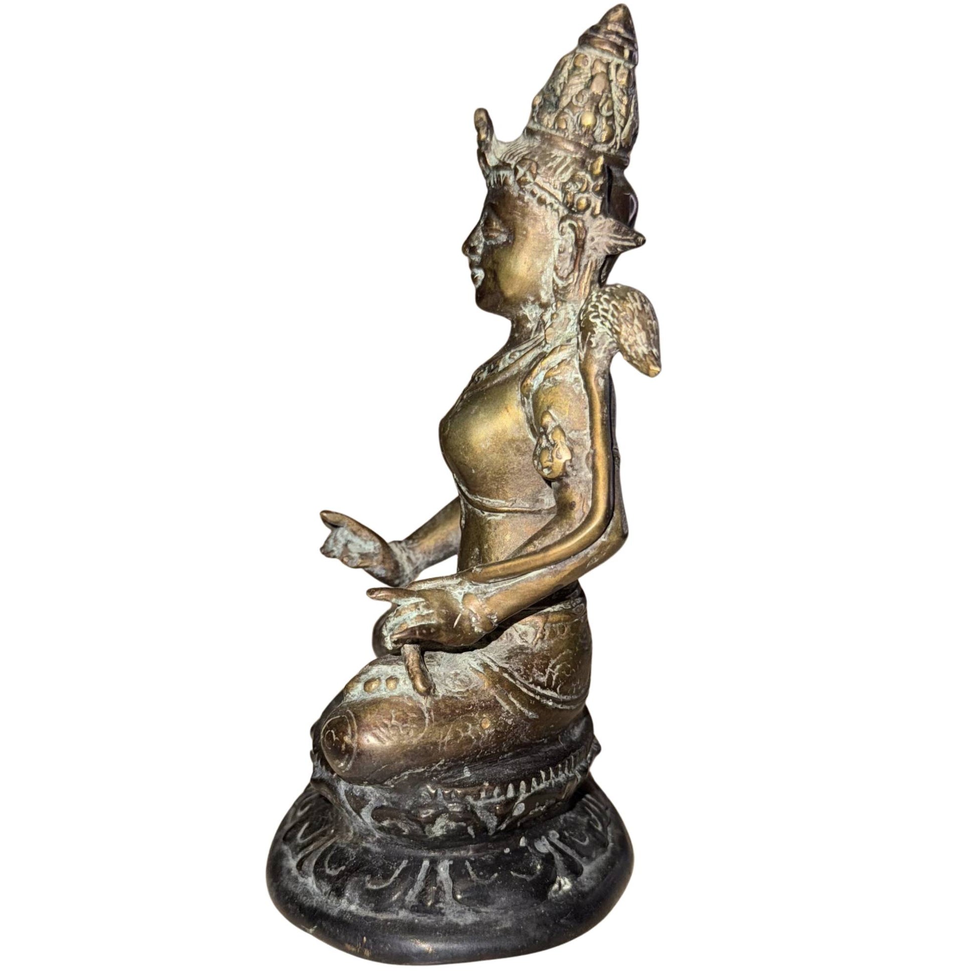Open onderzijde van bronzen Avalokiteshvara met oude oxidatie en traditionele gietsporen