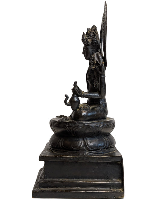 Bronzen Avalokiteshvara uit Tibet zittend op lotusvoet