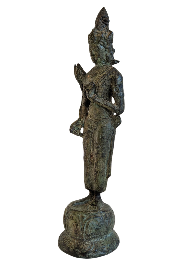 Voorzijde van bronzen Avalokiteshvara beeld met slanke proporties