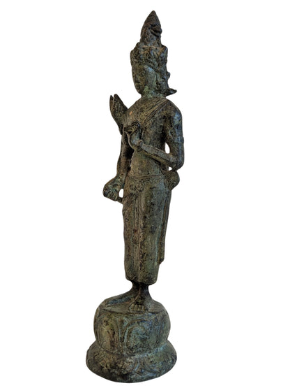 Voorzijde van bronzen Avalokiteshvara beeld met slanke proporties