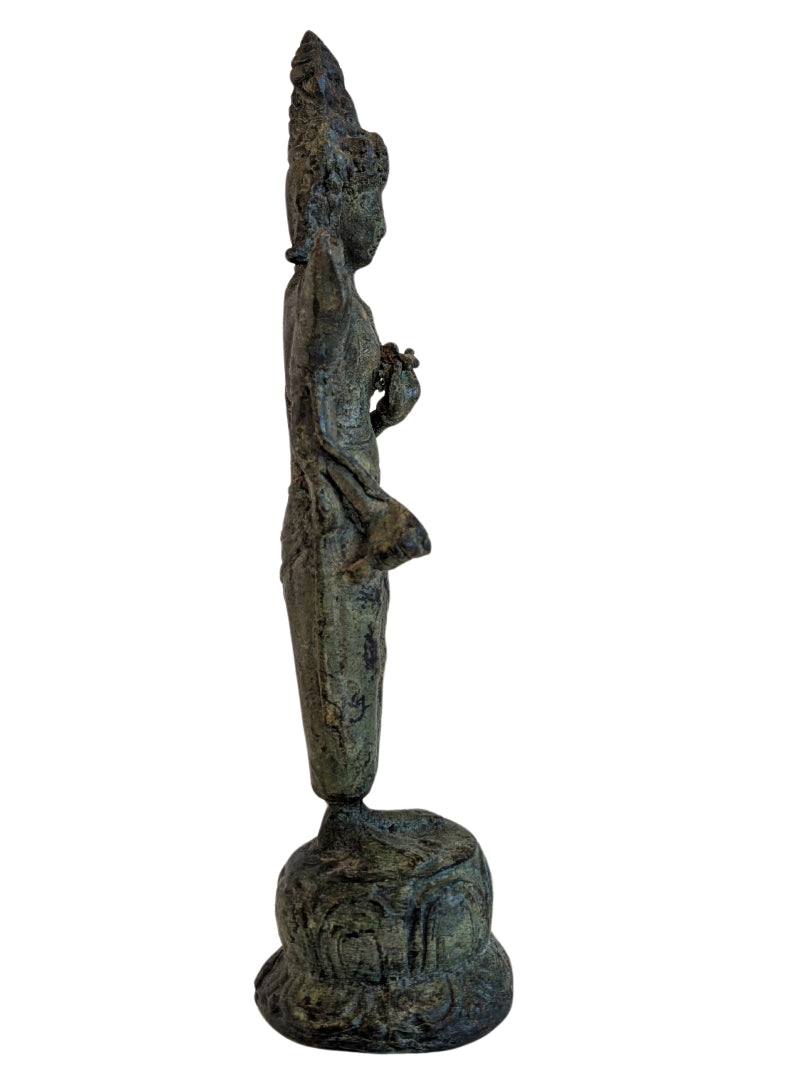 Bronzen Avalokiteshvara bodhisattva uit Zuidoost Azië met vrouwelijke elegantie