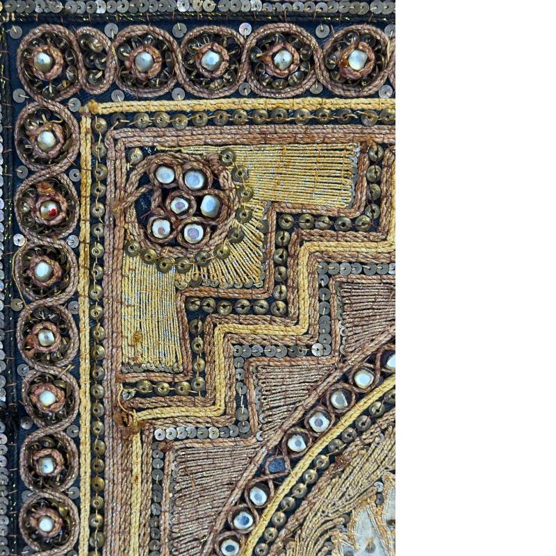 Aziatisch handgemaakt textiel kunstwerk met reliëf en details