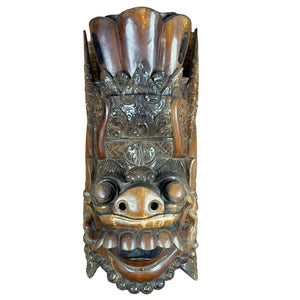 Balinees houten masker met hoge kroon en slagtanden – handgesneden wanddecoratie, 45,5 cm