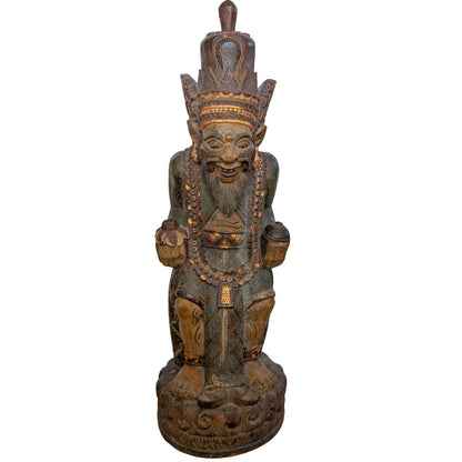 Vooraanzicht van een groot handgesneden Balinees houten beeld van een mythologische wijze (Rishi).