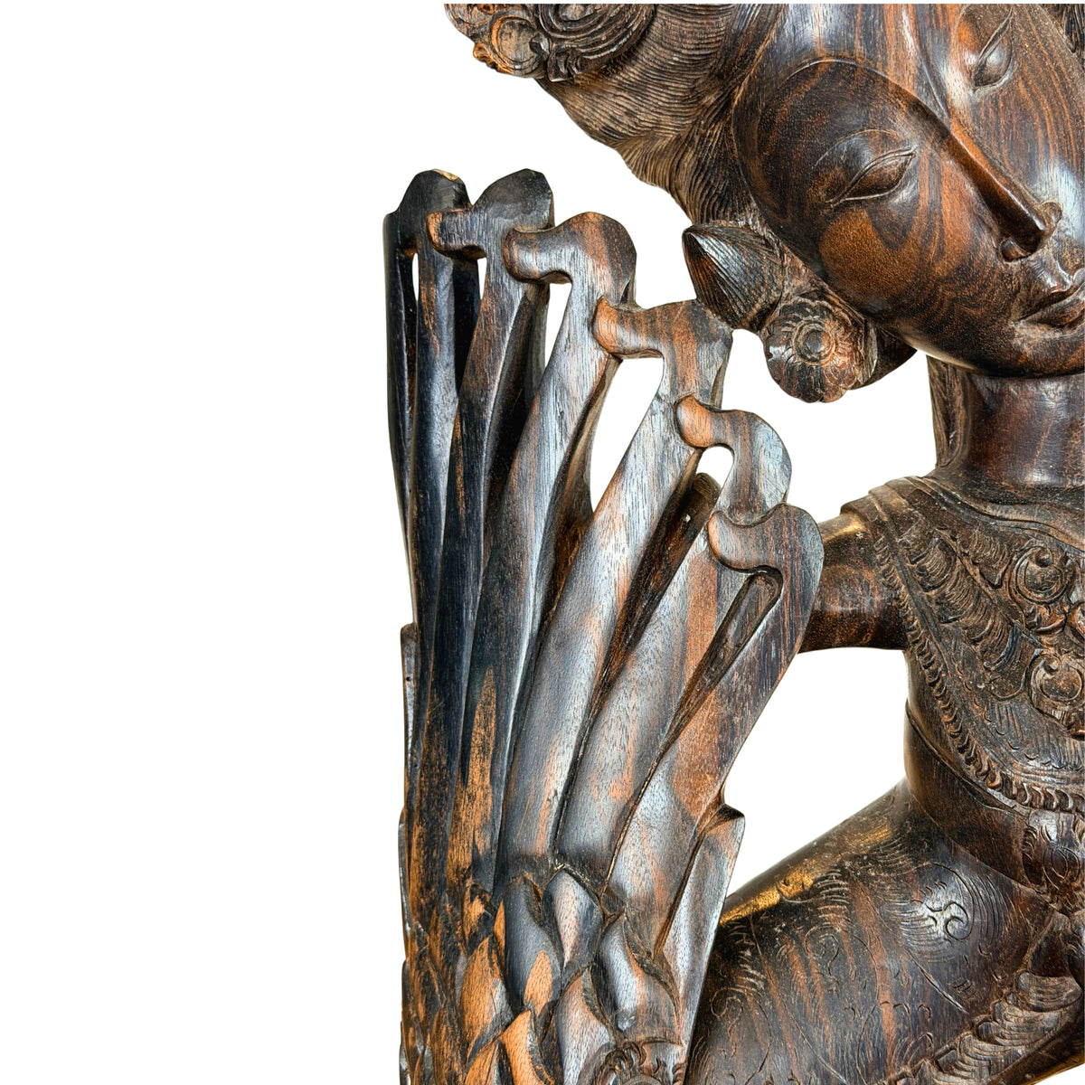 Garuda-vleugel naast het gezicht van de Dewi, zijkant